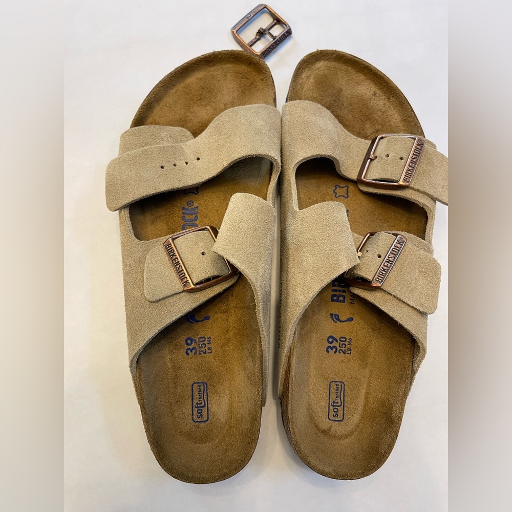 Birkenstock Arizona Taupe Suede, soft footbed. Size 39 N. Buckle unattached.
